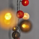 ΣΕΙΡΑ, 40 LED 5mm, ΠΛΑΣΤΙΚΕΣ ΜΠΑΛΕΣ ΥΦΑΣΜΑΤΙΝΕΣ 4cm, ΗΛΙΑΚΟ ΣΥΛΛΕΚΤΗ ΜΕ ΑΙΣΘΗΤΗΡΑ ΦΩΤΟΣ, 8 ΠΡΟΓΡΑΜΜΑΤΑ, ΠΡΑΣΙΝΟ PVC ΚΑΛΩΔΙΟ, ΘΕΡΜΟ ΛΕΥΚΟ LED ΑΝΑ 10cm, ΠΡΟΕΚΤΑΣΗ ΠΑΡΟΧΗΣ 1m, ΙΡ44 (600-04701)