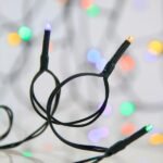 XMAS ΛΑΜΠΑΚΙ ΣΕΙΡΑ 50 LED 5mm ΜΠΑΤΑΡΙΑΣ 3AA ΜΕ ΧΡΟΝΟΔΙΑΚΟΠΤΗ ΠΡΑΣΙΝΟ PVC ΚΑΛΩΔΙΟ ΧΡΩΜΑΤΙΣΤΟ LED ANA 10cm ΠΑΡΟΧΗ 30cm IP20 DISPLAY BOX 24τμχ (600-05229)